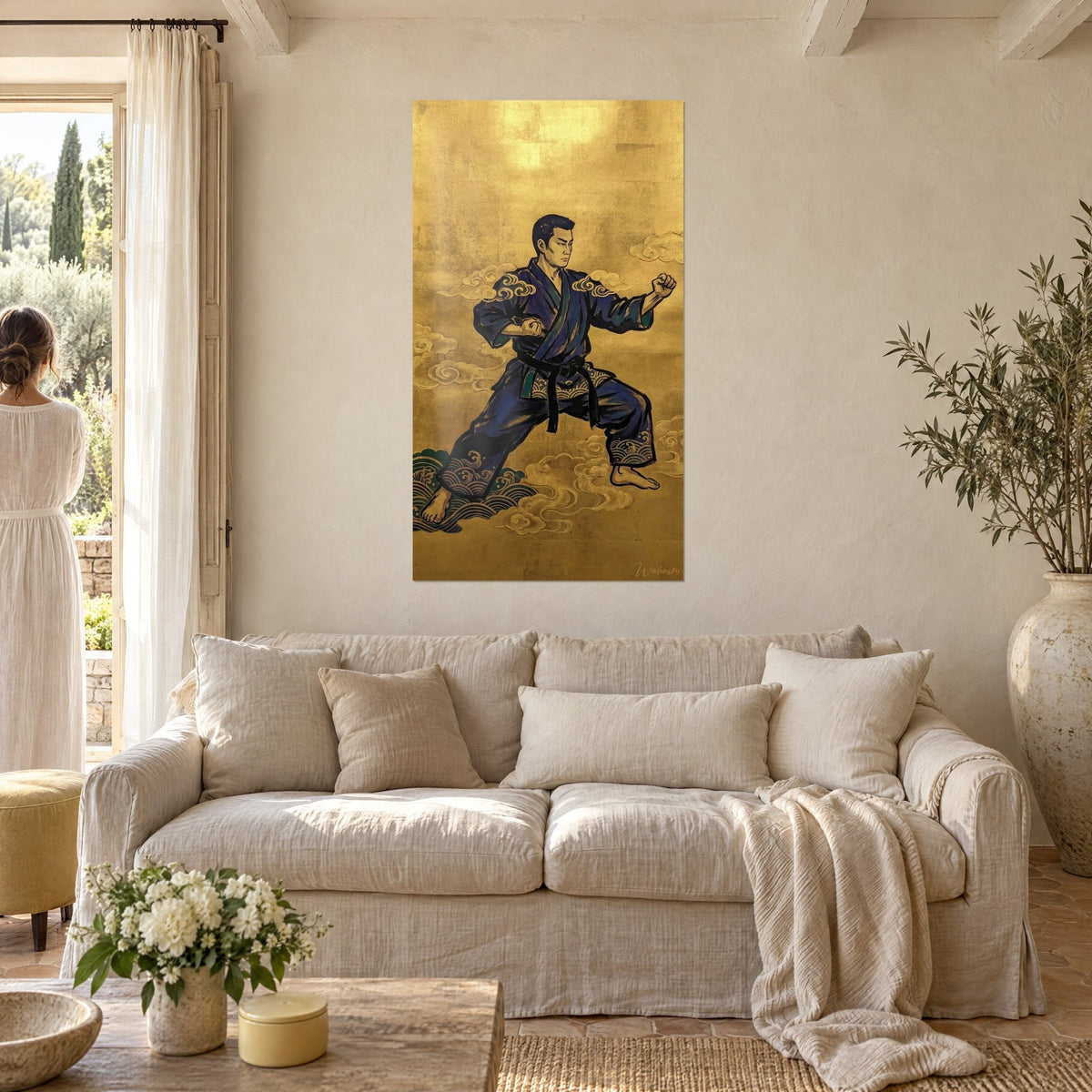 Gemälde Karateka im indigoblauen Kimono, gestreckte Faust vor Blattgold-Hintergrund, über einem Sofa in einem hellen Wohnzimmer