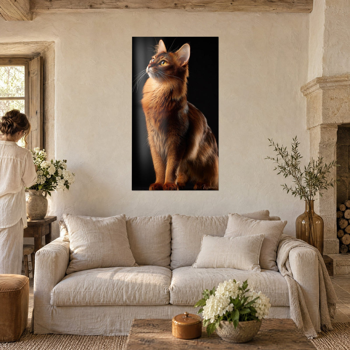 Quadro gatto somalo rosso, sguardo rivolto verso l'alto su fondo nero, pelo rame e ambra, sopra un divano in un soggiorno luminoso