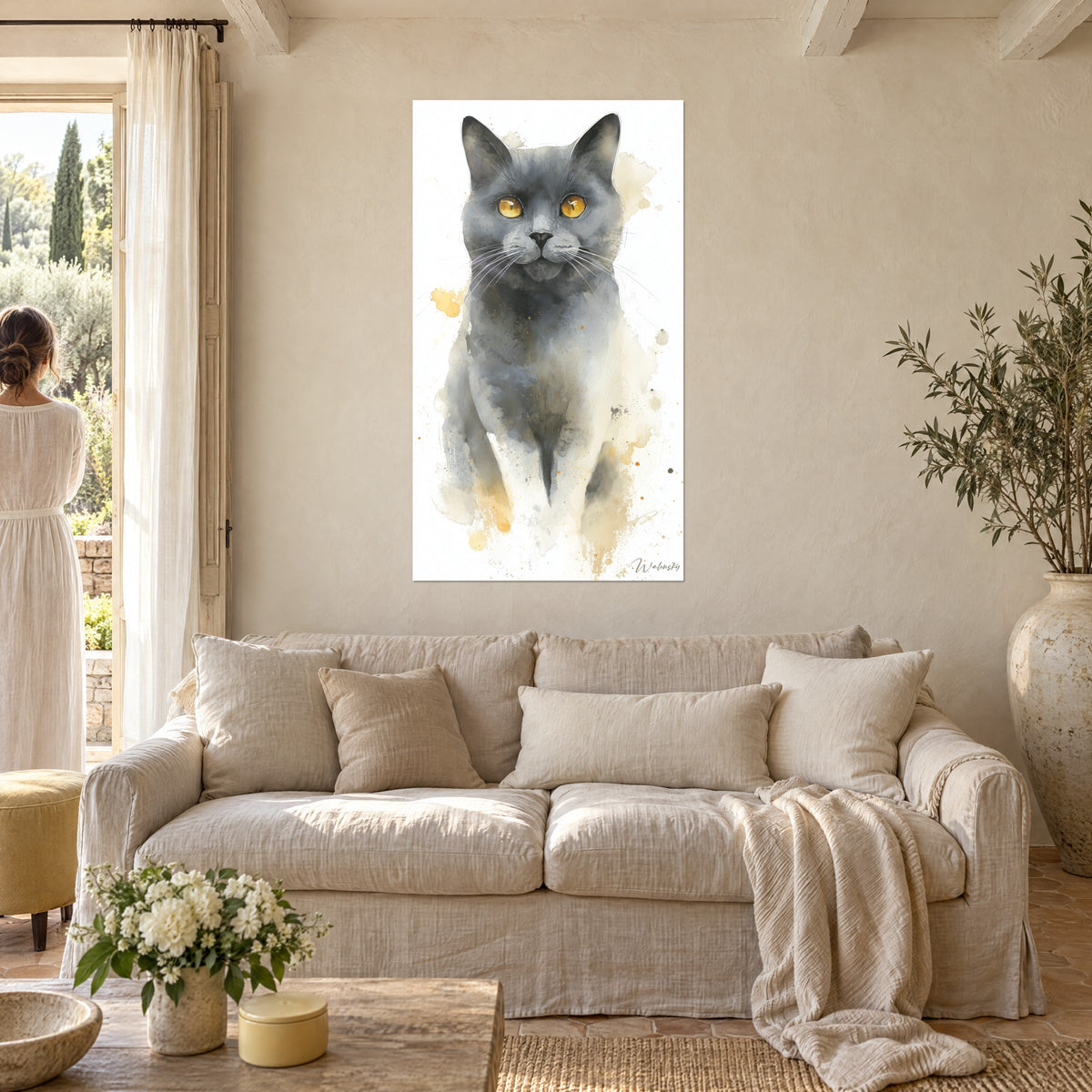 Πίνακας γάτα Chartreux με κεχριμπαρένια μάτια, γκρι σχιστολιθί τρίχωμα και άμμου πασπαλίσματα, πάνω από καναπέ σε φωτεινό σαλόνι
