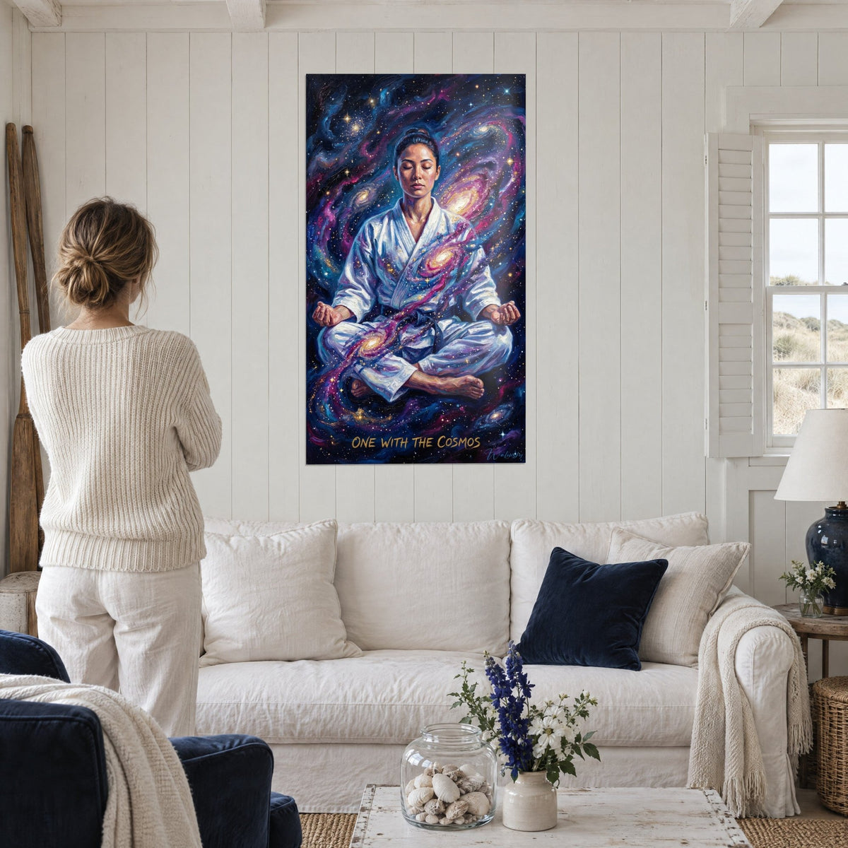 Gemälde einer Karateka in weißem Kimono, meditierend vor violetten und goldenen Galaxien, über einem Sofa in einem hellen Wohnzimmer