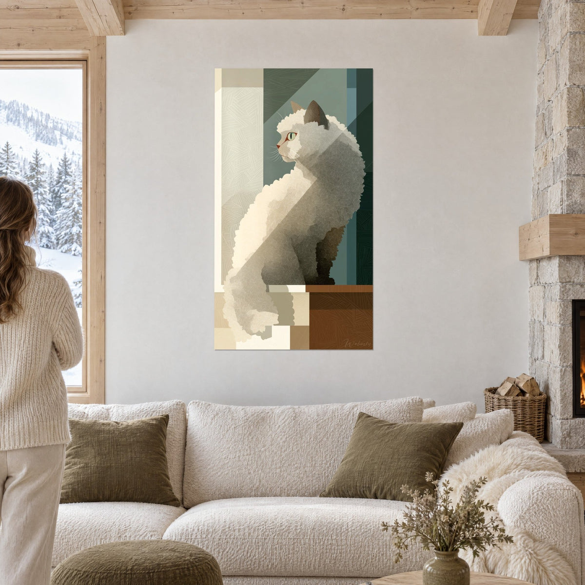 Schilderij Selkirk Rex-kat met krullende vacht in crème en dennengroen, frontaal aanzicht, boven een bank in een lichte woonkamer