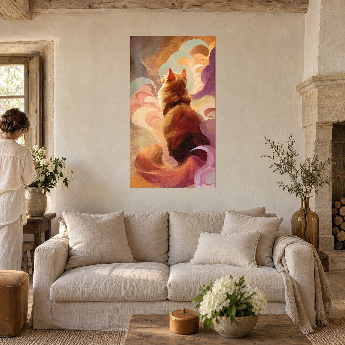 Tableau chat somali roux assis de dos, volutes menthe et mauve, une femme l'admire au-dessus d'un canapé dans un salon lumineux