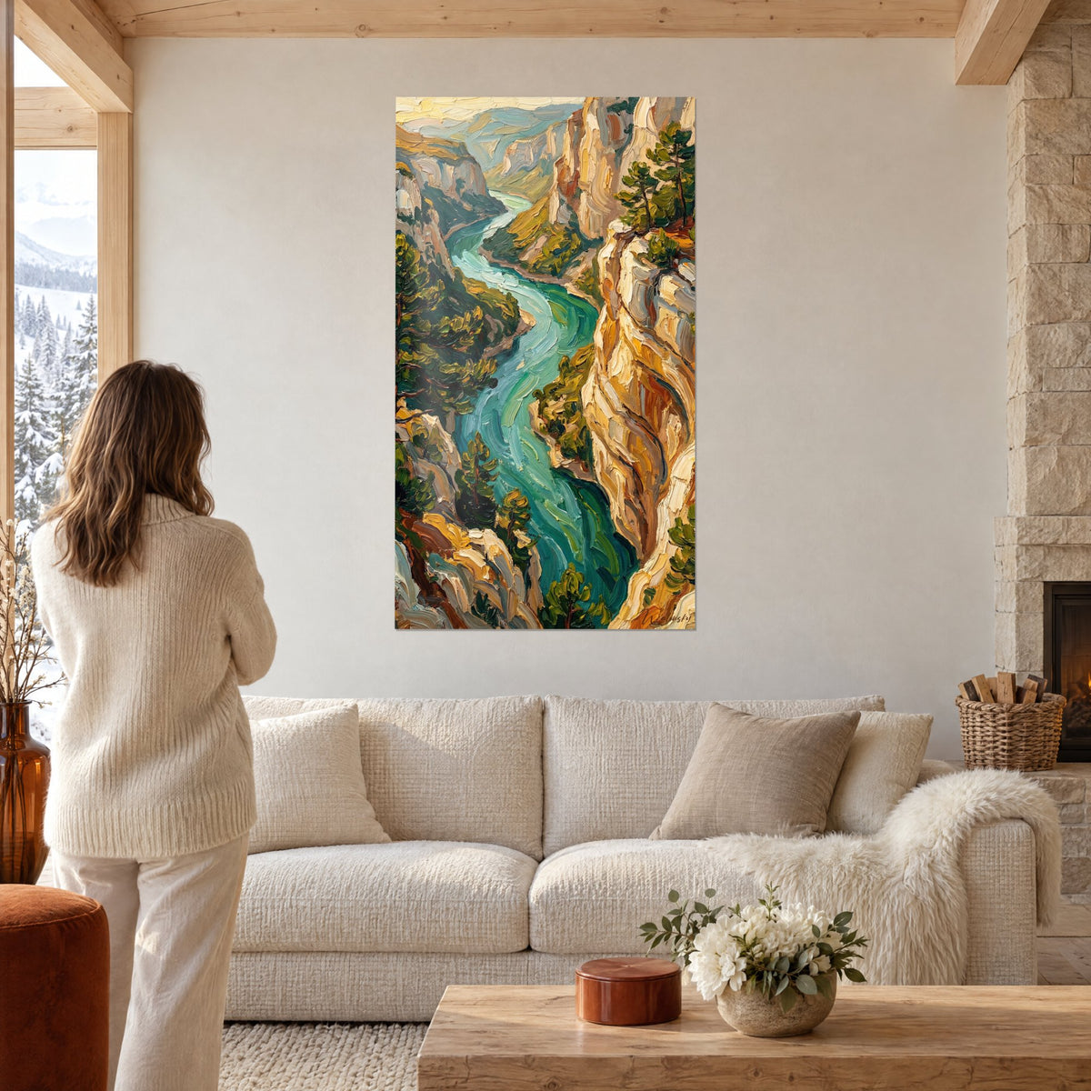 Gemälde Canyon mit ockerfarbenen und goldenen Felswänden, türkisfarbener Fluss in Mäandern, grüne Kiefern, über einem Sofa in einem hellen Wohnzimmer