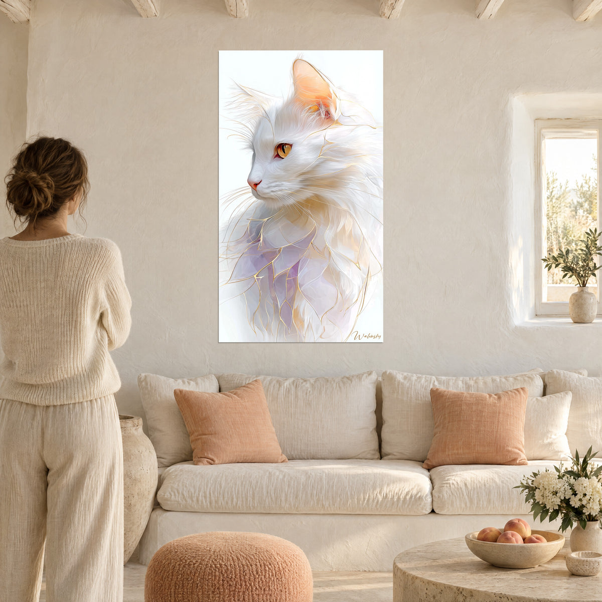 Quadro gatto Angora bianco dallo sguardo ambrato, fili dorati su lilla pallido, donna di spalle sopra un divano in un soggiorno luminoso