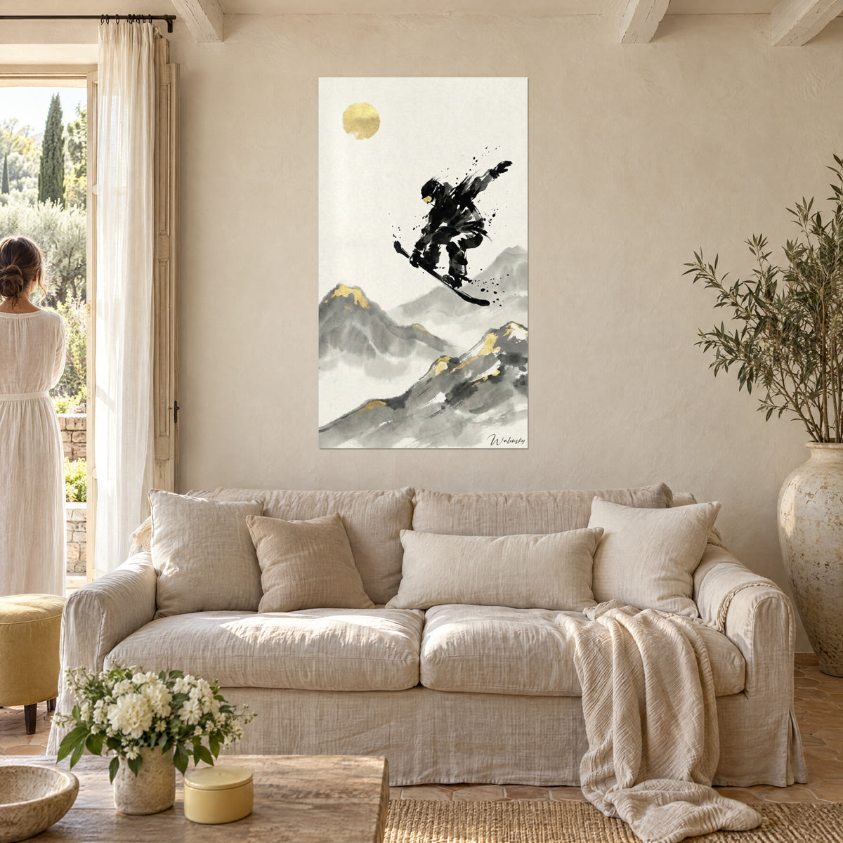 Tableau snowboardeur noir en plein saut devant un soleil doré, crêtes grises, au-dessus d'un canapé dans un salon lumineux