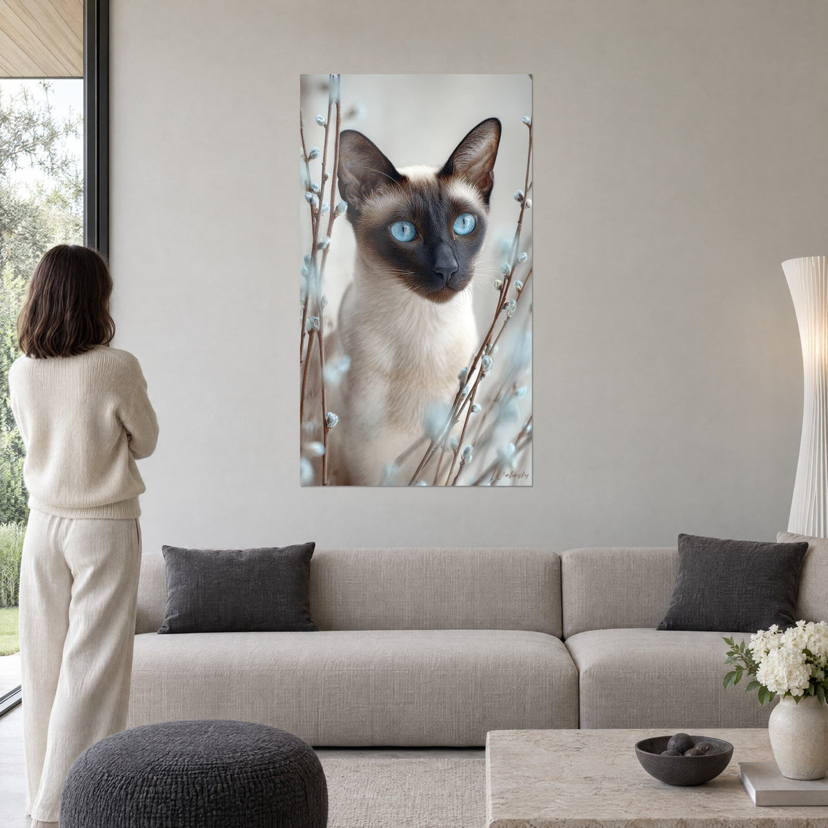 Schilderij Balinese kat met gletsjerblauwe ogen, chocoladebruin masker en wilgenkatjes, boven een bank in een lichte woonkamer