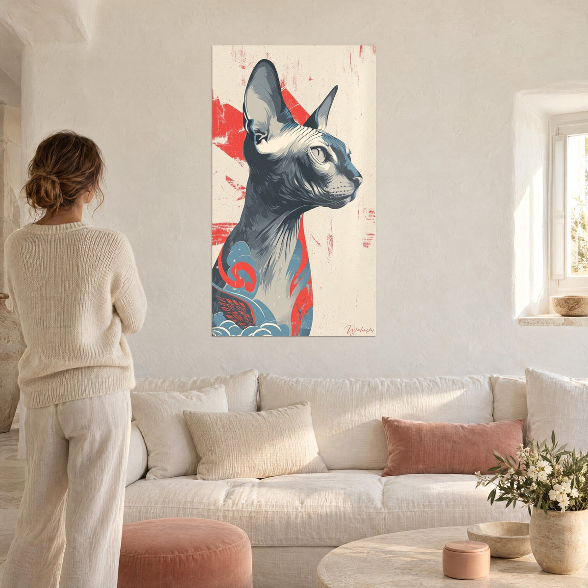 Gemälde Sphynx-Katze im Profil, graue Haut mit cremefarbenen Streifen und roten und blauen Mustern, Frau von hinten über einem Sofa in einem hellen Wohnzimmer