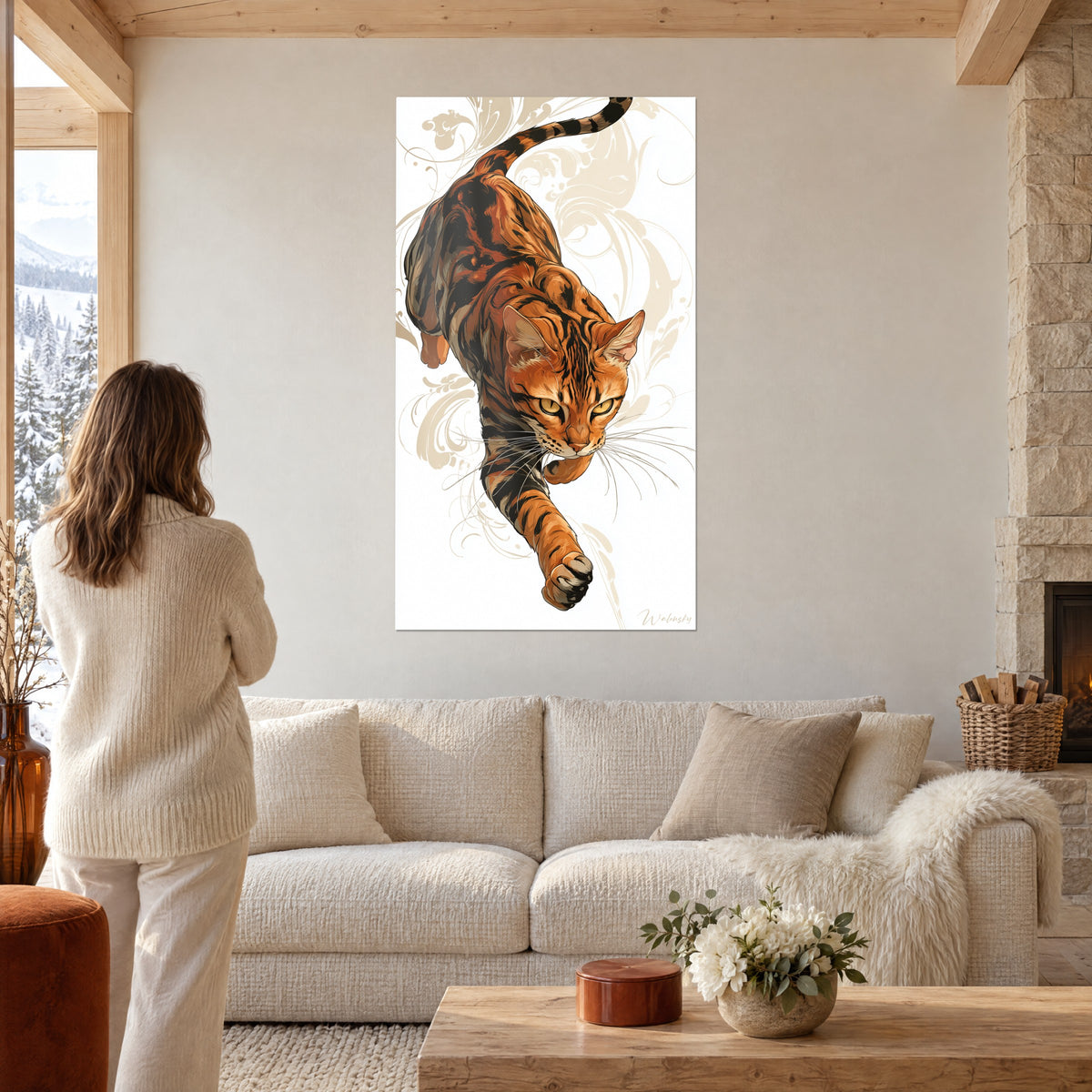 Πίνακας γάτα Toyger ταλαντούχα κόκκινη με μαύρες ρίγες, μπροστινό πόδι τεντωμένο σε λευκό φόντο, πάνω από καναπέ σε φωτεινό σαλόνι