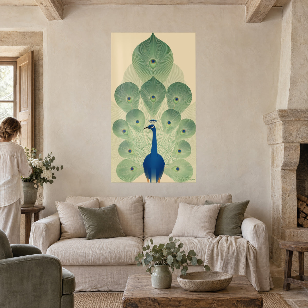 Schilderij van een blauwe pauw met een waaier van saliegroene veren op een zandkleurige achtergrond, boven een bank in een lichte woonkamer