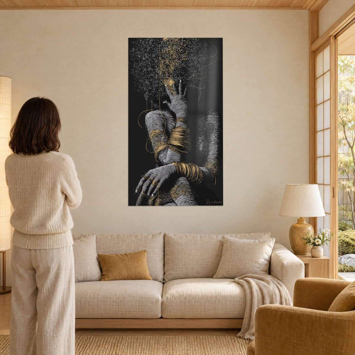 Gemälde Silhouette mit goldenen Armreifen, Schwarz und Elfenbein, feine Schraffuren, Gesicht mit Goldstaub verschleiert, über einem Sofa in einem hellen Wohnzimmer