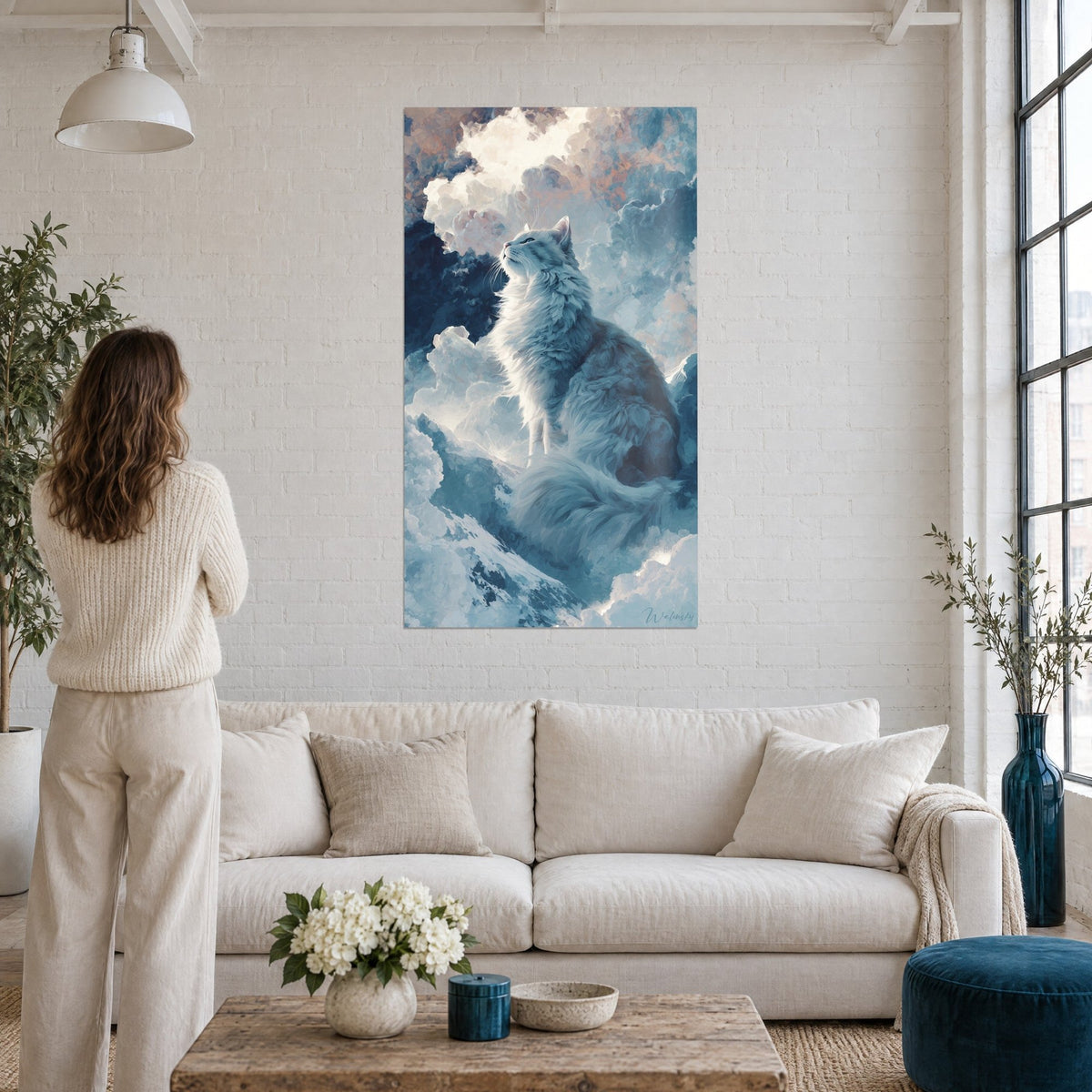 Schilderij Siberische kat met witte vacht die zijn snuit richt op wolken in gletsjerblauw en poederroze, boven een bank in een lichte woonkamer