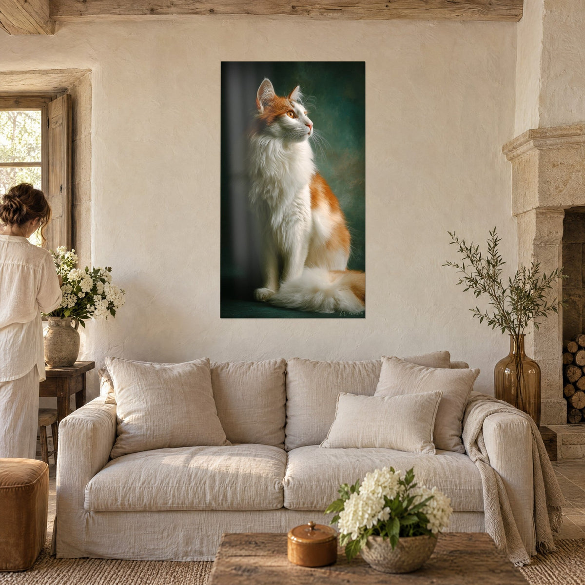 Tableau Turkish Van roux et blanc, regard ambre tourné vers la droite, fond vert sombre, au-dessus d'un canapé dans un salon lumineux