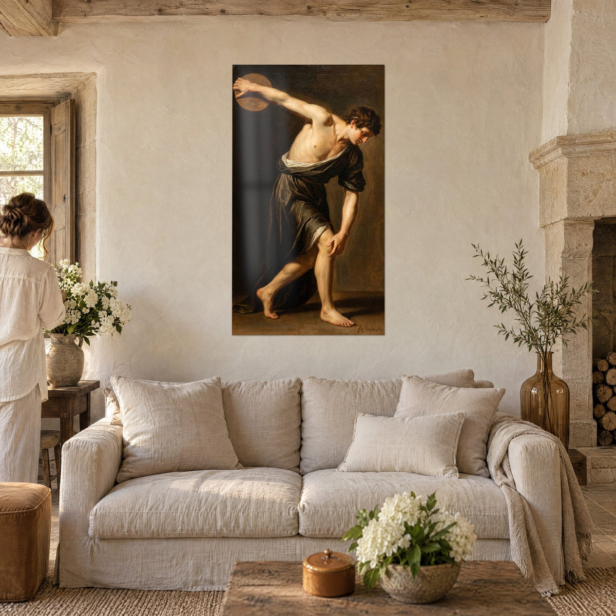Tableau discobole antique en plein élan, peau ocre, drapé brun, disque doré, au-dessus d'un canapé dans un salon lumineux