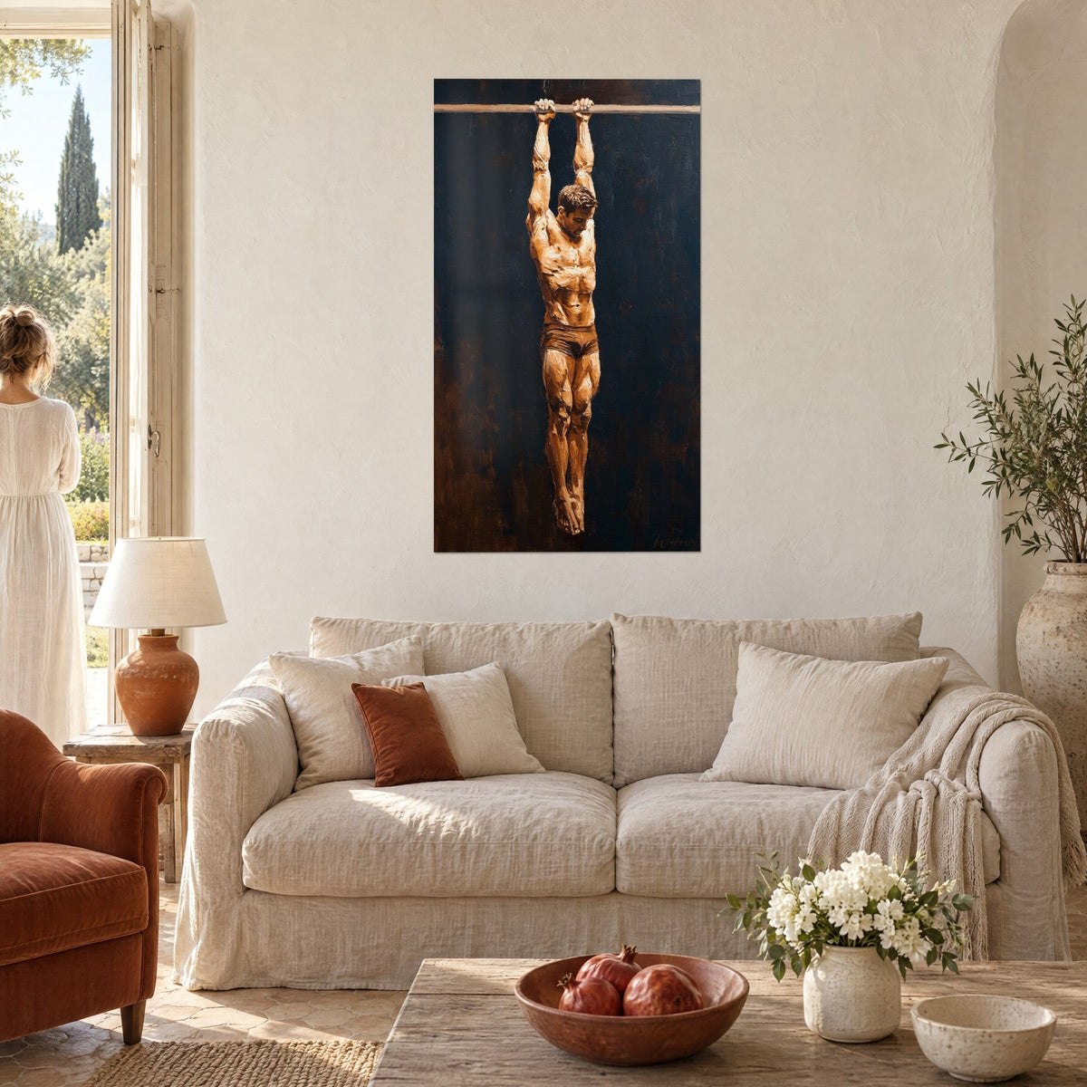 Gemälde Turner an der Reckstange, kupferfarbene Haut vor nachtblauem Hintergrund, Frau von hinten, über einem Sofa in einem hellen Wohnzimmer