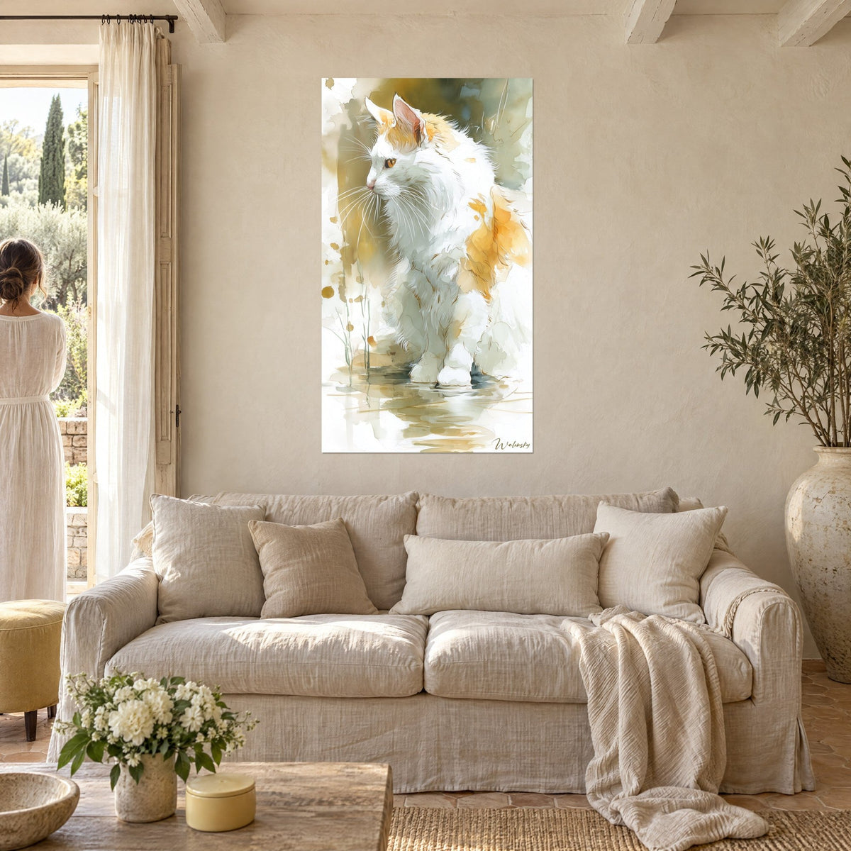 Schilderij Turkish Van-kat met witte vacht en amberkleurige vlekken, weerspiegeling in het water, boven een bank in een lichte woonkamer