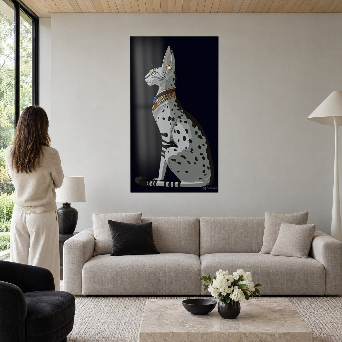 Schilderij zilveren Egyptian Mau kat met zwarte vlekken, gouden ketting en lapis lazuli op middernachtblauwe achtergrond, boven een bank in een lichte woonkamer