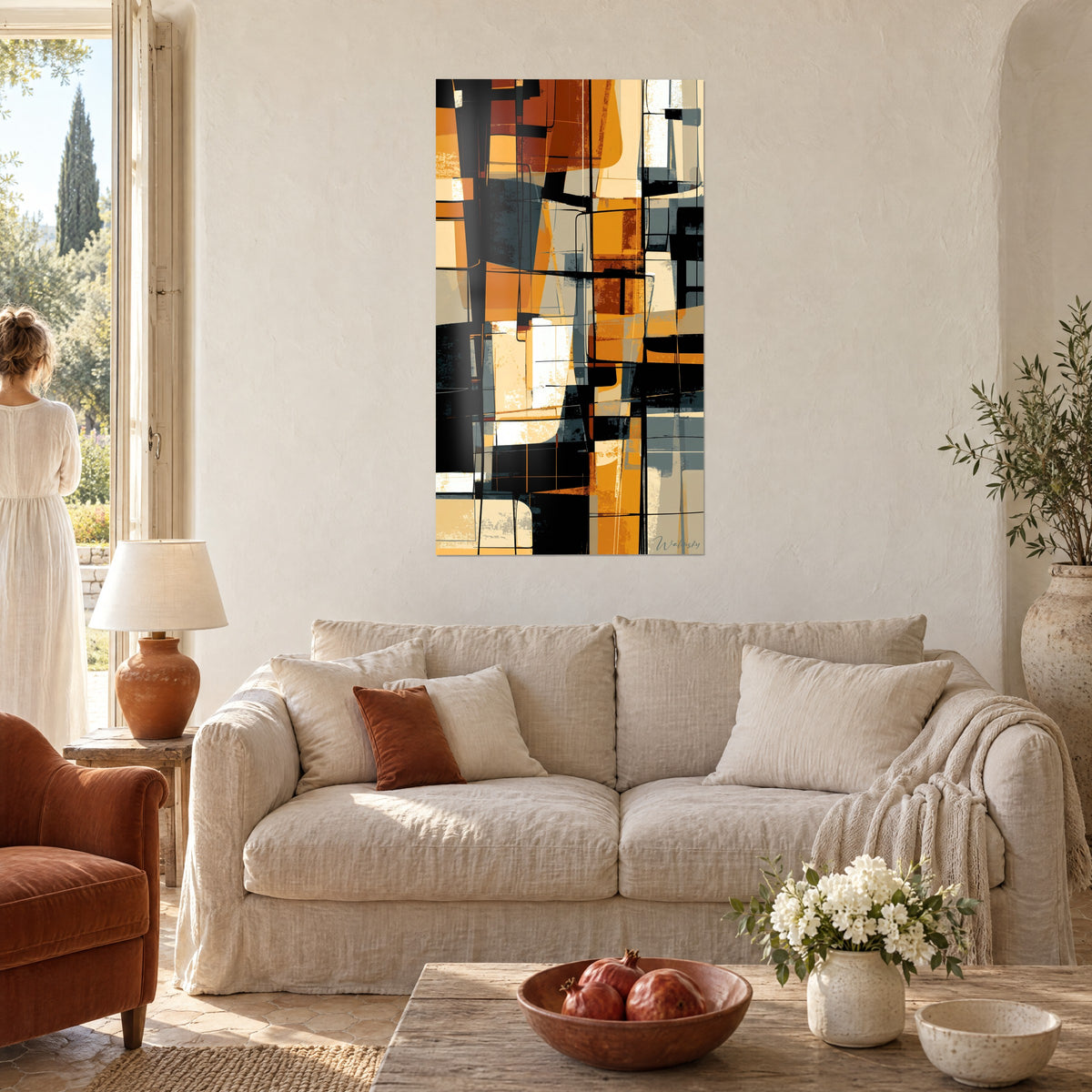 Tableau composition géométrique ocre et noir en blocs superposés, vue de dos, au-dessus d'un canapé dans un salon lumineux