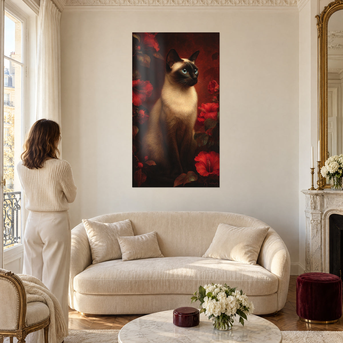 Schilderij Siamese kat met turquoise ogen tussen scharlakenrode hibiscus, bordeauxrode achtergrond, boven een bank in een lichte woonkamer