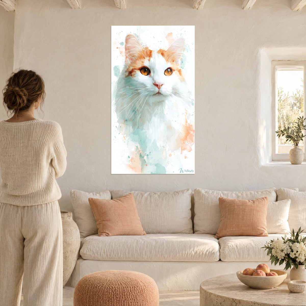 Tableau chat Turkish Van aux yeux ambre, pelage blanc et orangé, observé par une femme de dos au-dessus d'un canapé dans un salon lumineux