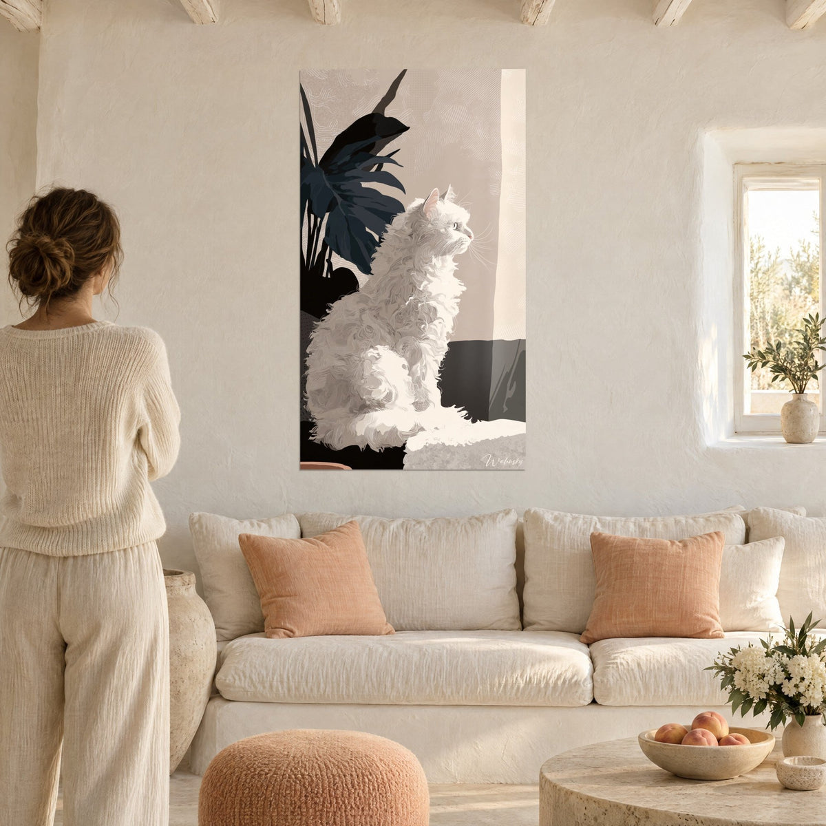 Tableau chat Selkirk Rex blanc au pelage bouclé, feuille bleu nuit, fond beige, au-dessus d'un canapé dans un salon lumineux