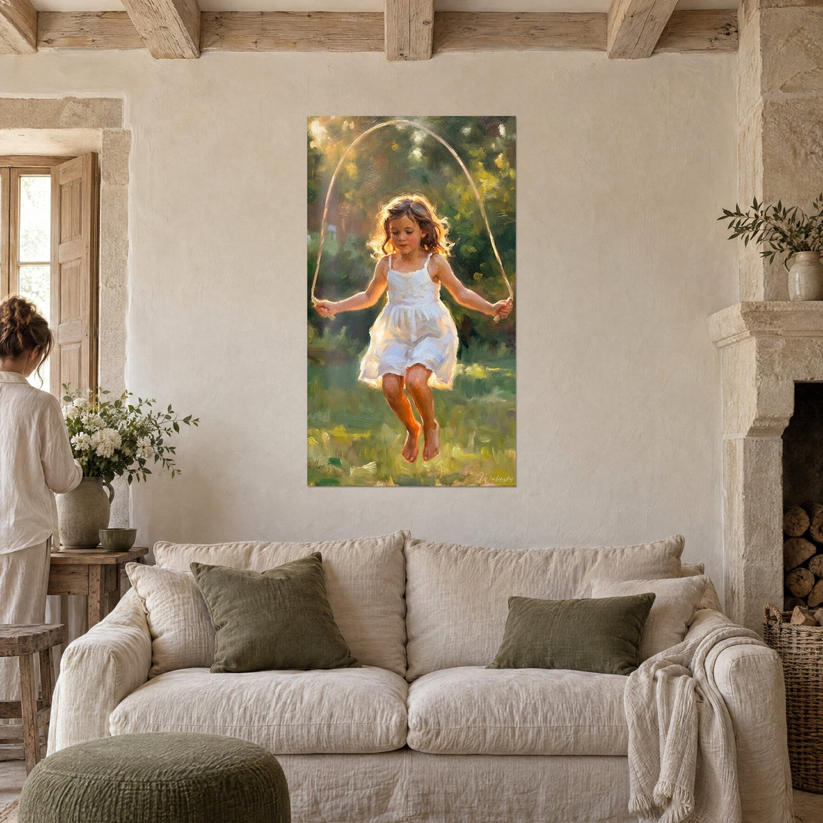 Schilderij meisje in witte jurk dat touwtje springt, gouden groentinten en warm licht, boven een bank in een lichte woonkamer