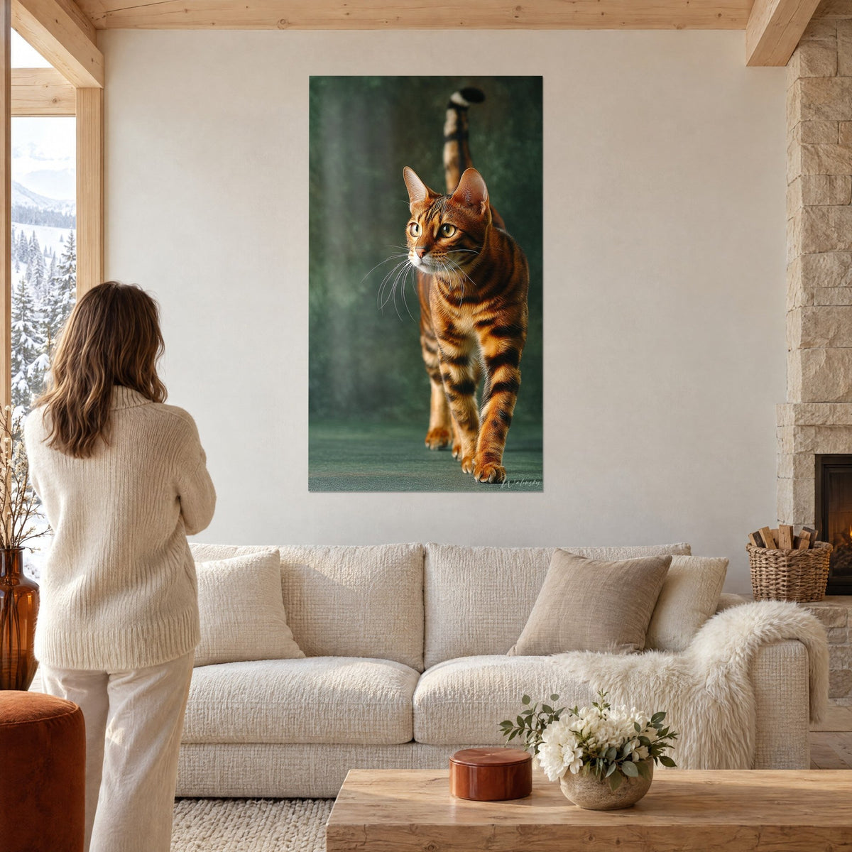 Tableau chat Toyger au pelage orange rayé de noir, fond vert sombre, face à une femme de dos, au-dessus d'un canapé dans un salon lumineux