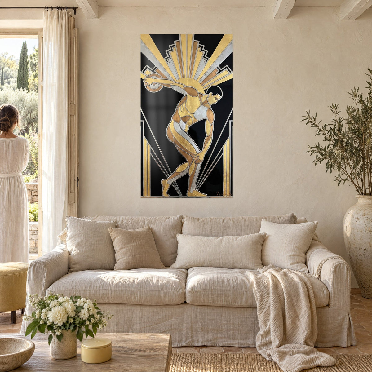 Tableau lanceur de disque Art Déco en or et argent sur fond noir, femme de dos, au-dessus d'un canapé dans un salon lumineux