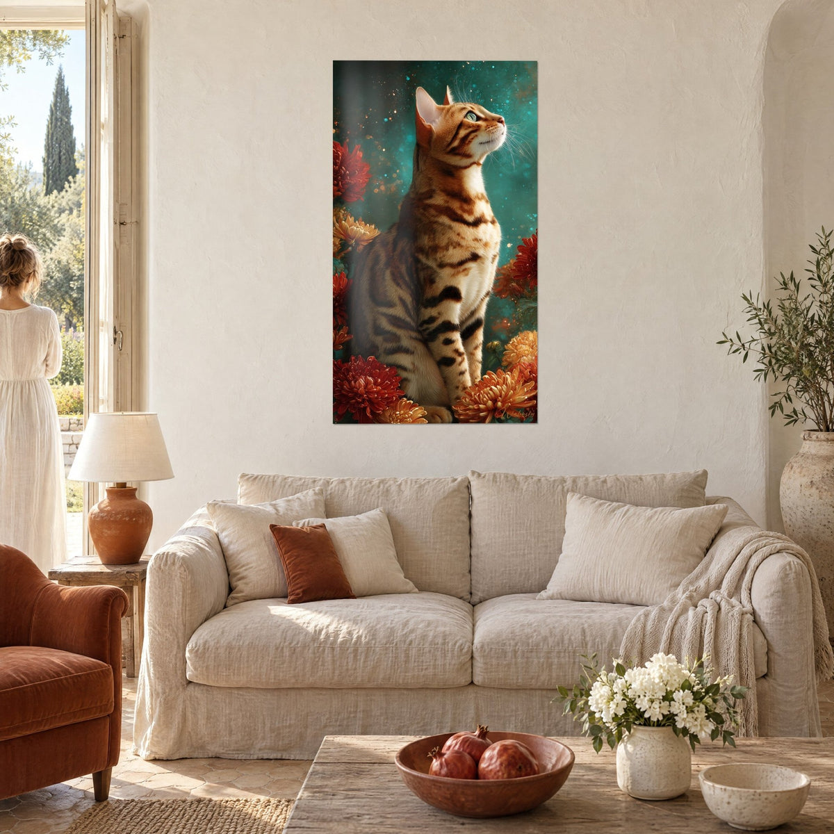 Schilderij Bengaalse kat getigerd, opwaarts gerichte blik, amberkleurige vacht met bruine strepen op turquoise achtergrond, boven een bank in een lichte woonkamer