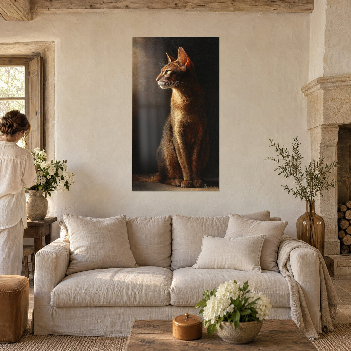 Tableau chat abyssin au pelage roux et brun, assis de profil sur fond noir, deux personnes de dos, au-dessus d'un canapé dans un salon lumineux