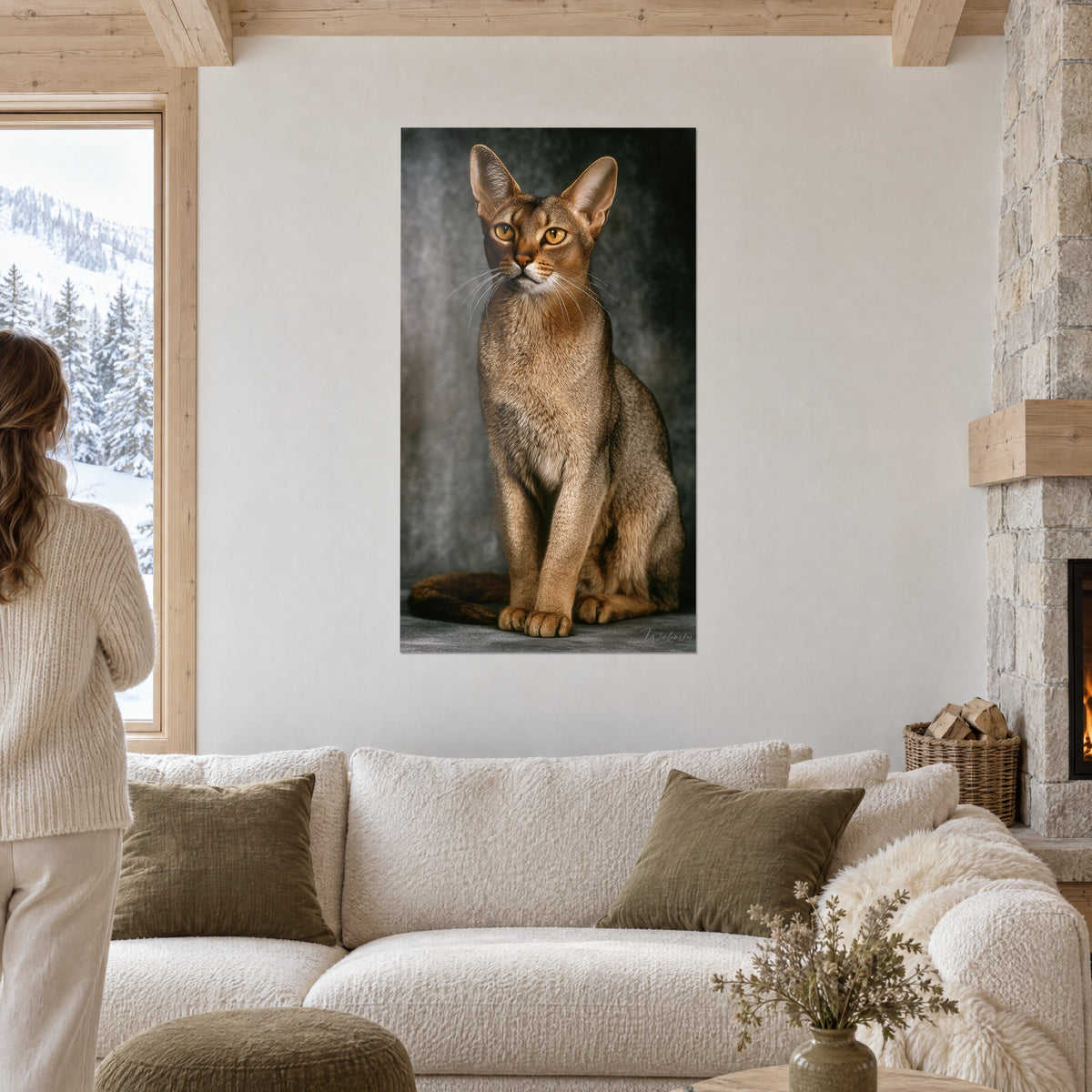 Cuadro gato Chausie de ojos ámbar, pelaje marrón arena sobre fondo gris carbón, encima de un sofá en un salón luminoso