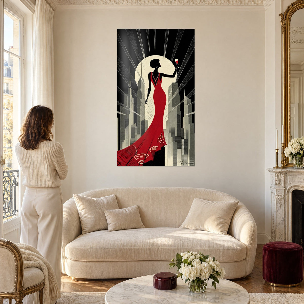 Tableau femme en robe rouge levant sa coupe devant un disque ivoire, noir et gris, au-dessus d'un canapé dans un salon lumineux