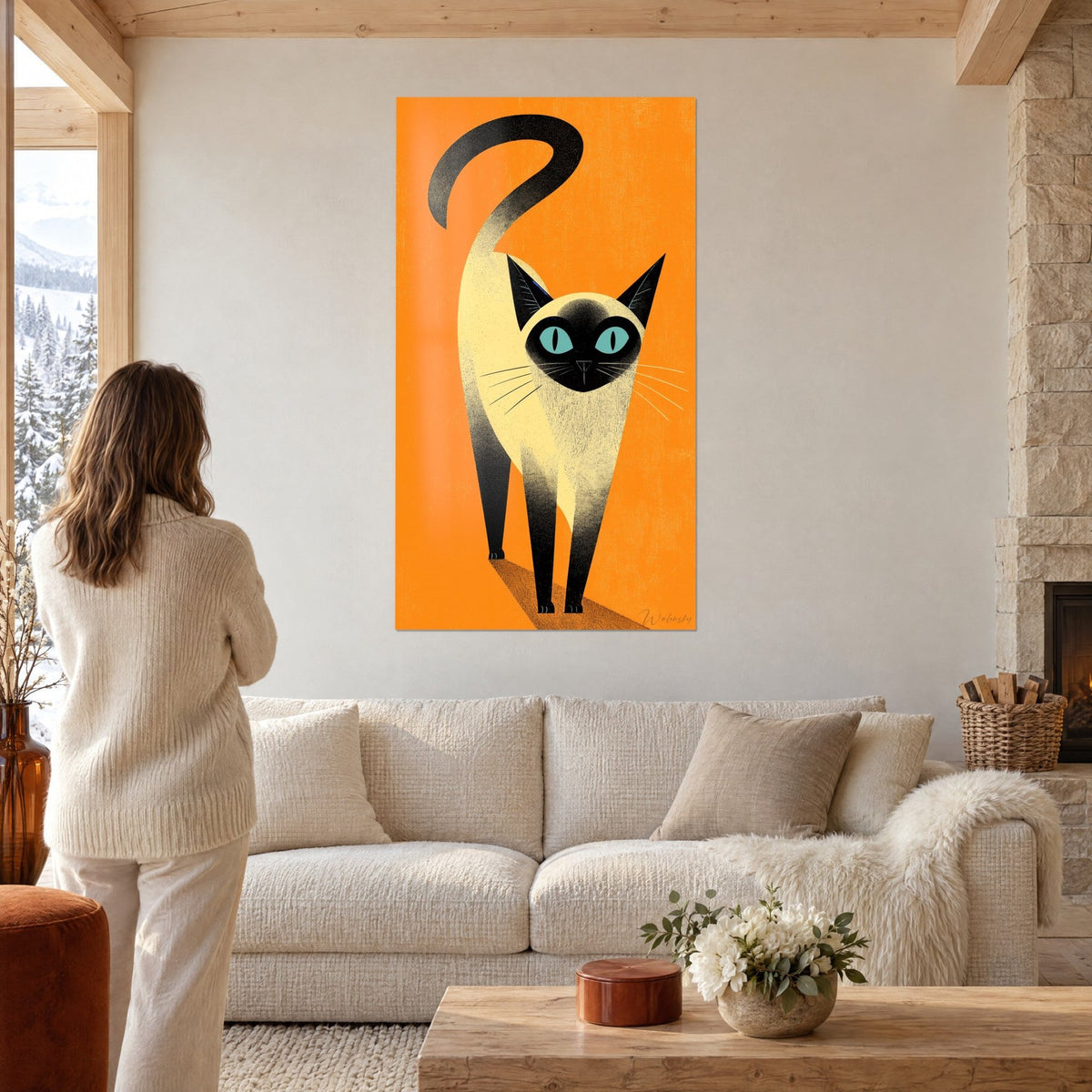Schilderij felle oranje Siamese kat, staart in de vorm van een vraagteken en turquoise ogen, opgehangen boven een bank in een lichte woonkamer