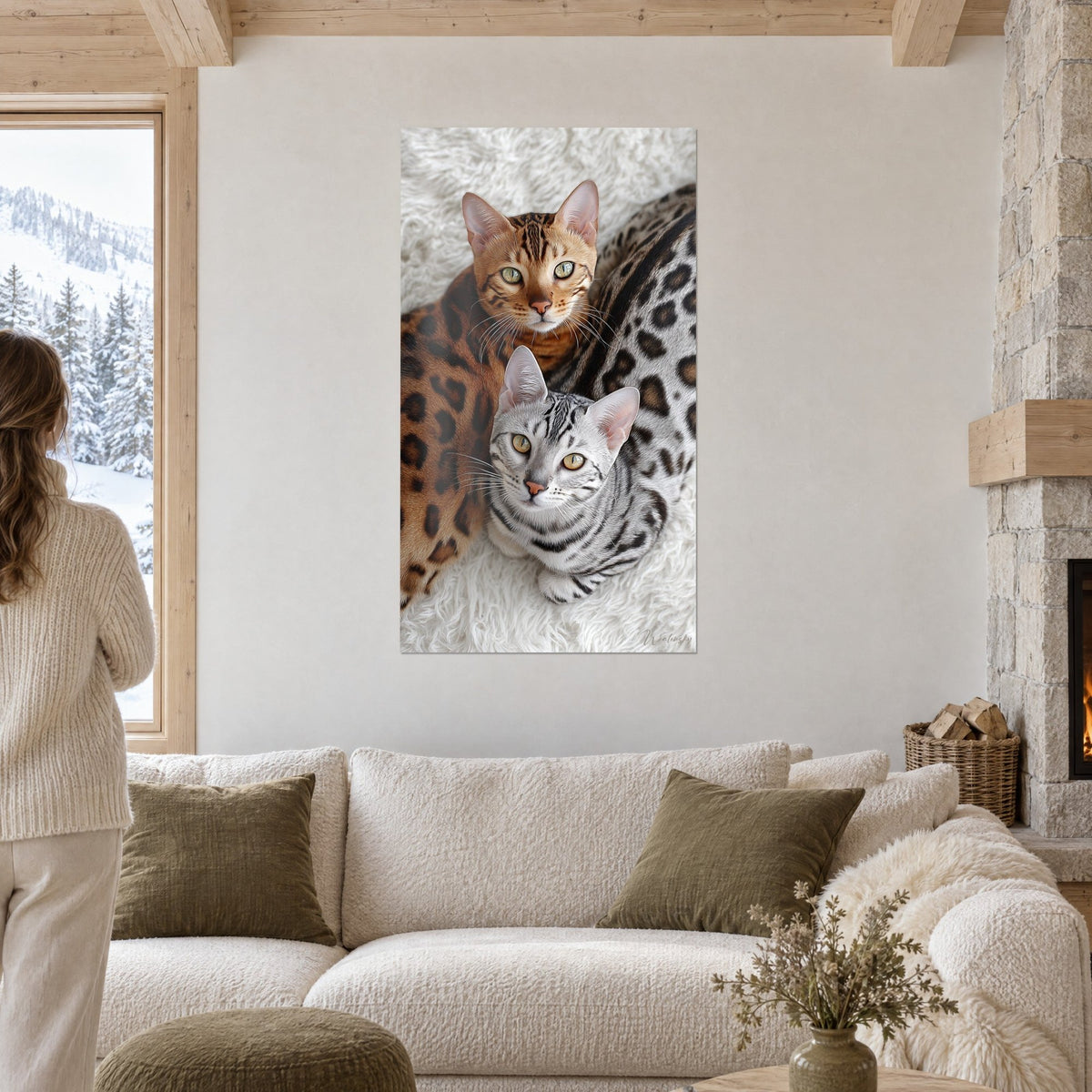 Schilderij rood gevlekte Bengalkat naast een zilveren katje op wit bont, boven een bank in een lichte woonkamer