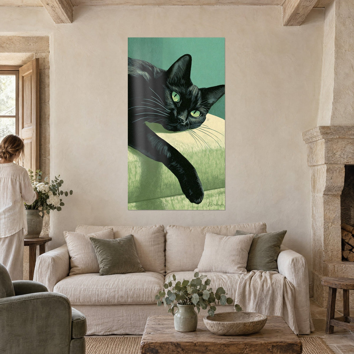 Gemälde schwarze Katze mit grünen Augen, herabhängende Pfote auf mintgrünem und cremefarbenem Hintergrund, über einem Sofa in einem hellen Wohnzimmer