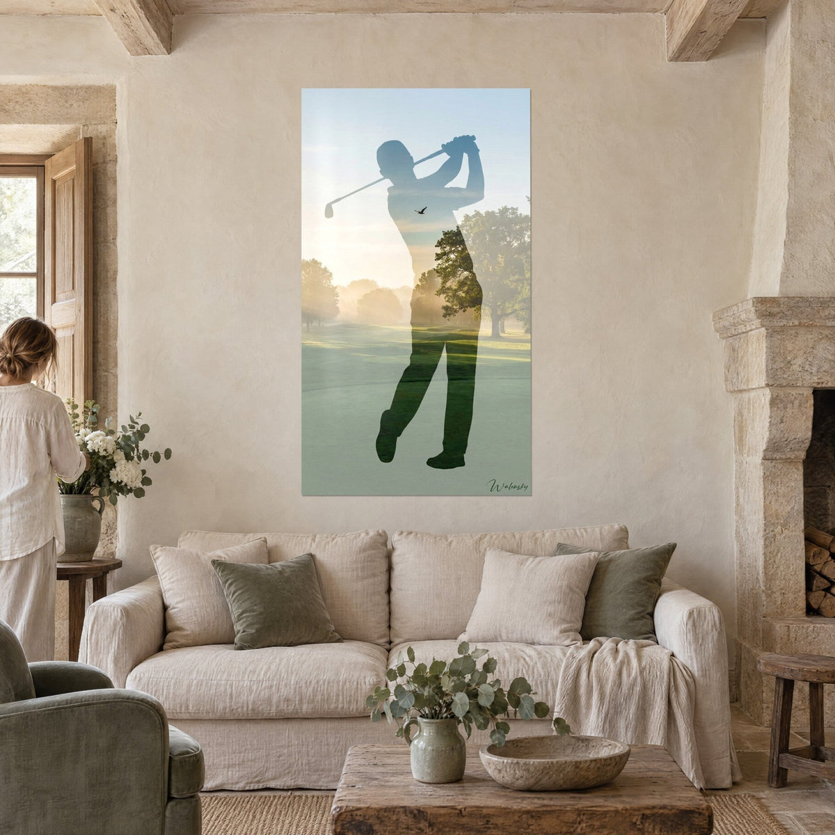 Gemälde Golfspieler in Doppelbelichtung, goldener Schwung und salbeigrünes Fairway im Nebel, über einem Sofa in einem hellen Wohnzimmer