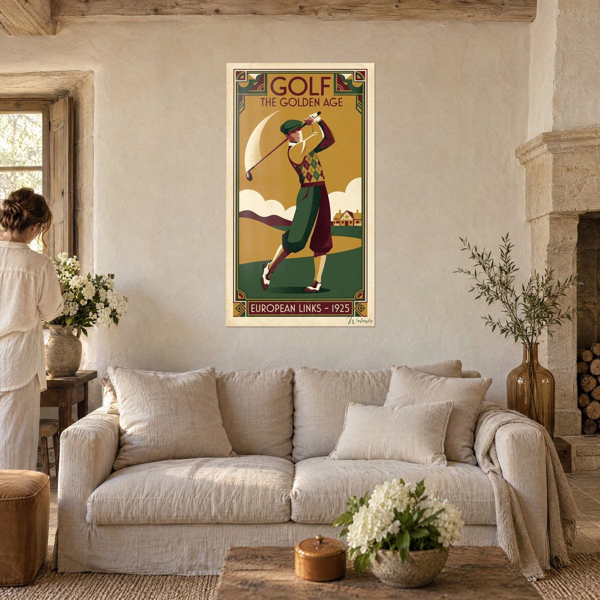 Tableau golfeur en pantalon de golf vert et bordeaux, swing art déco sur fond moutarde, au-dessus d'un canapé dans un salon lumineux