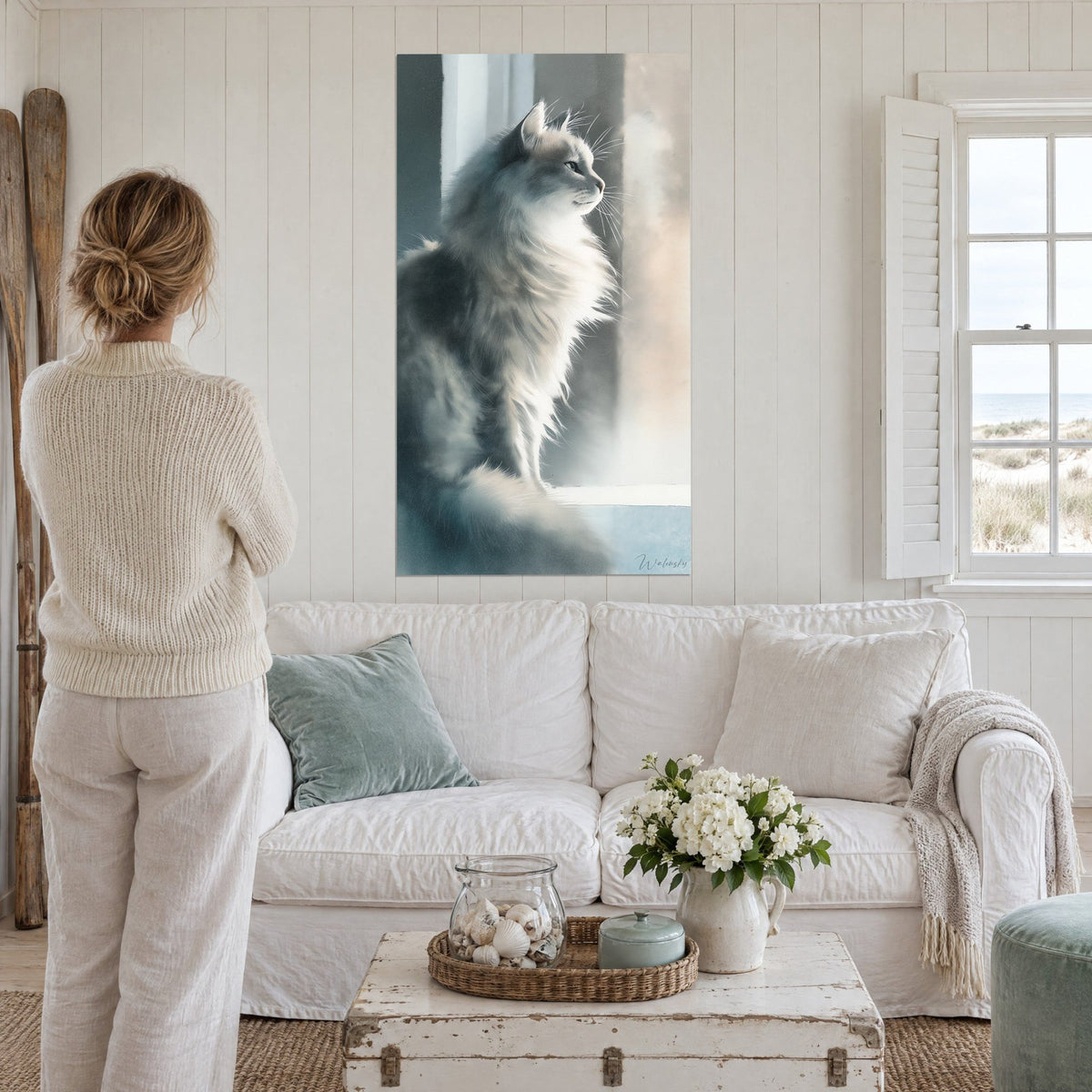 Tableau chat sibérien au pelage ivoire et gris perle, assis de profil, au-dessus d'un canapé dans un salon lumineux