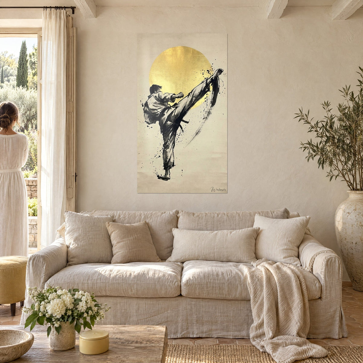 Quadro karateka in calcio alto davanti a un disco dorato, inchiostro nero su fondo crema, sopra un divano in un soggiorno luminoso