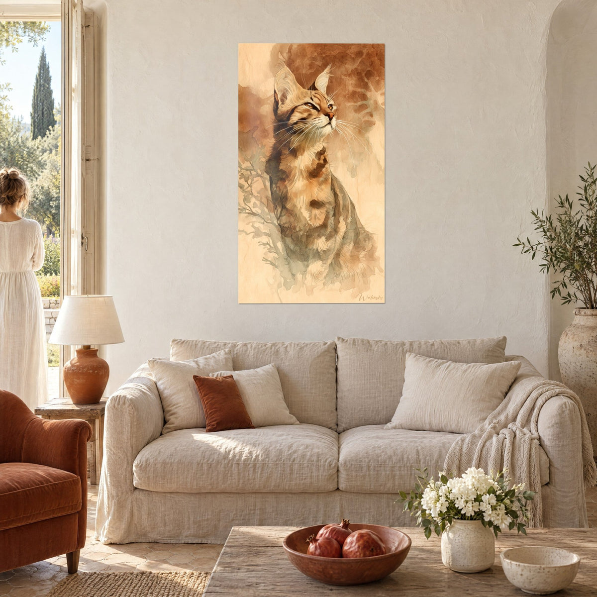 Tableau chat tigré à l'aquarelle, museau levé, fond cuivré, deux personnes de dos au-dessus d'un canapé dans un salon lumineux