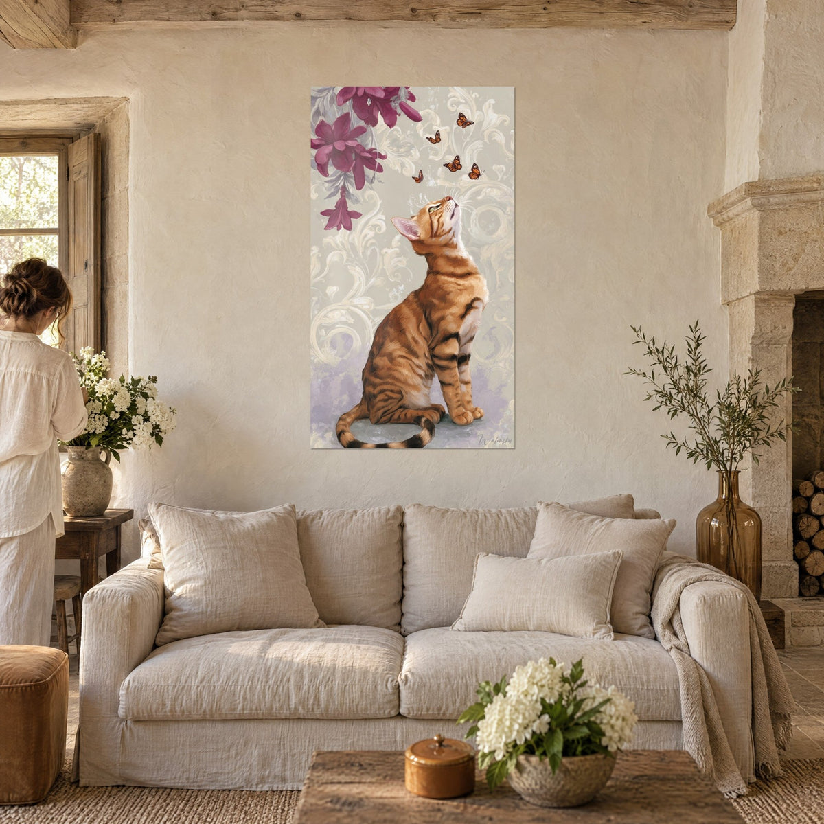 Gemälde Toyger-Katze mit orangefarbenem gestreiftem Fell, die die Schnauze zu Schmetterlingen hebt, Pflaumenblüten, über einem Sofa in einem hellen Wohnzimmer
