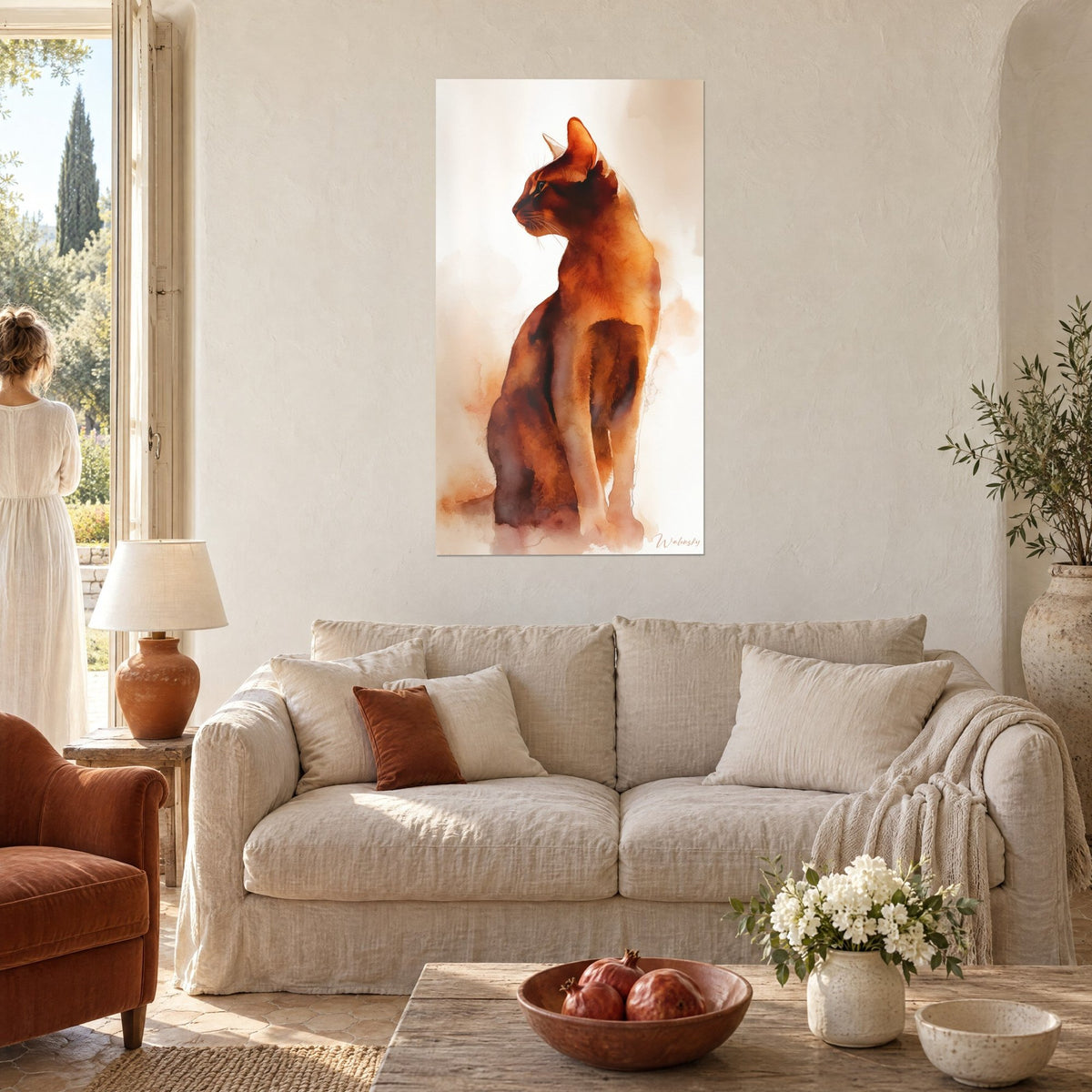 Tableau félin abyssin roux assis de profil en aquarelle, cuivre et sépia, au-dessus d'un canapé dans un salon lumineux