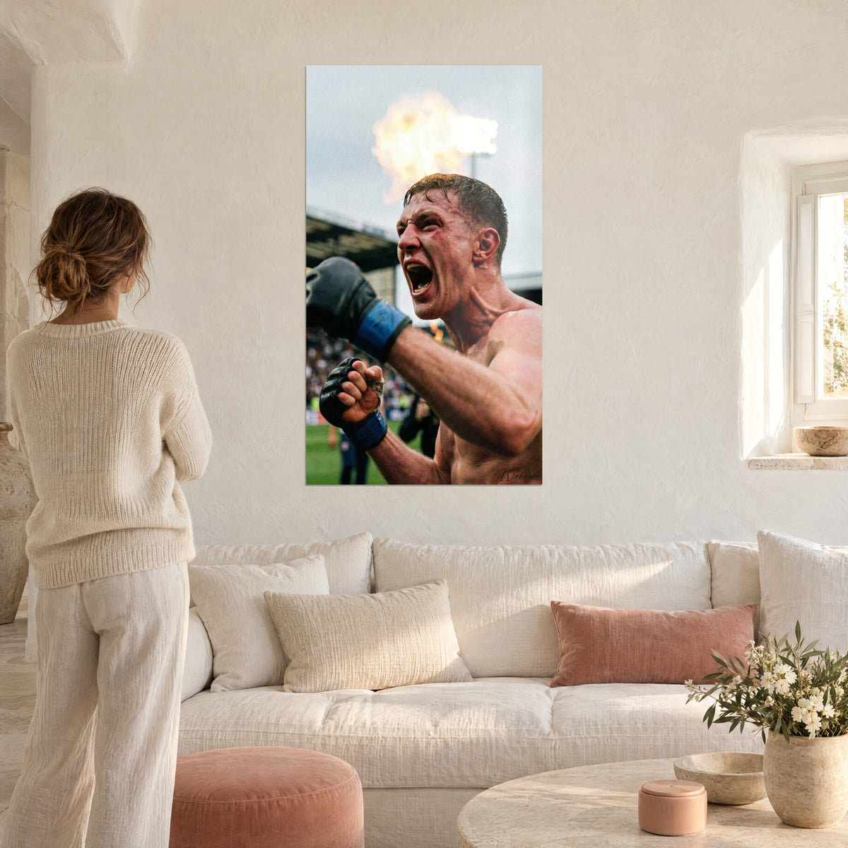 Πίνακας μαχητή MMA που φωνάζει τη νίκη του, μαύρα και μπλε γάντια, πορτοκαλί φλόγα, γκρι φόντο, πάνω από καναπέ σε φωτεινό σαλόνι
