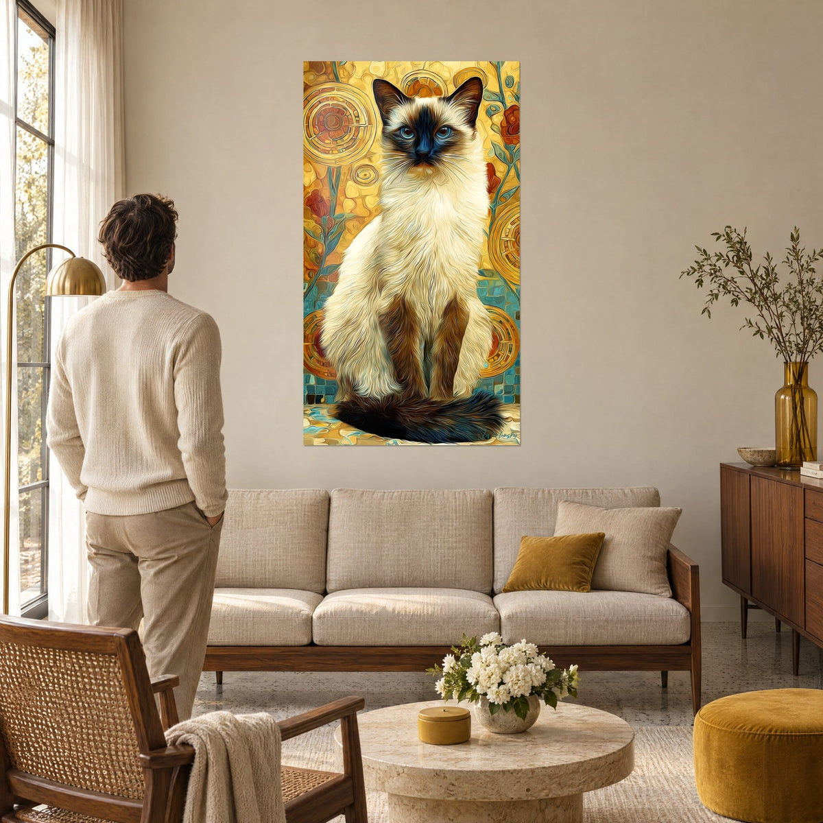 Tableau chat balinais au pelage crème et masque brun, yeux bleus, fond or et turquoise, au-dessus d'un canapé dans un salon lumineux