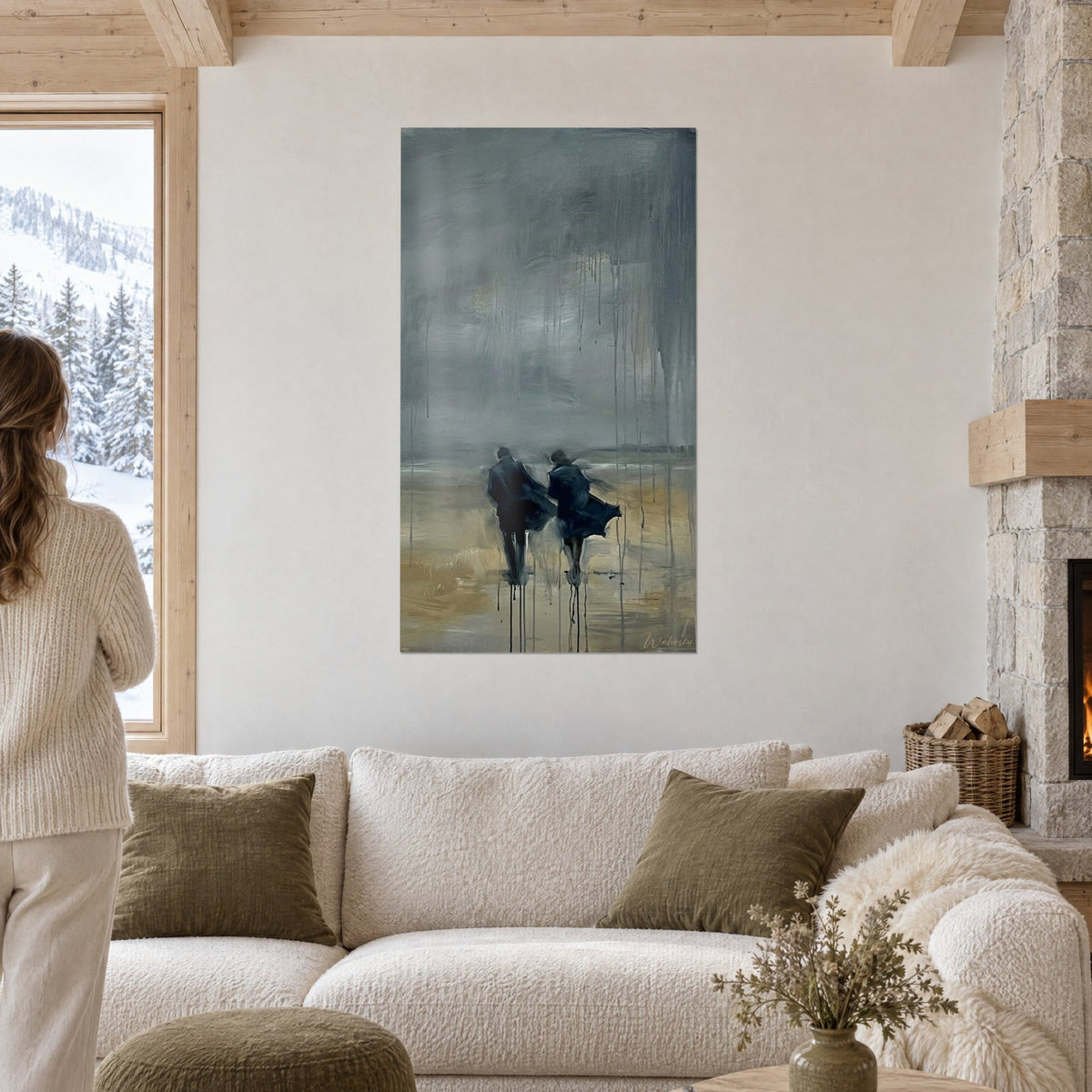 Gemälde zwei dunkle Silhouetten im Regen, grauer Himmel, ockerfarbener Sand, Farbläufer, über einem Sofa in einem hellen Wohnzimmer