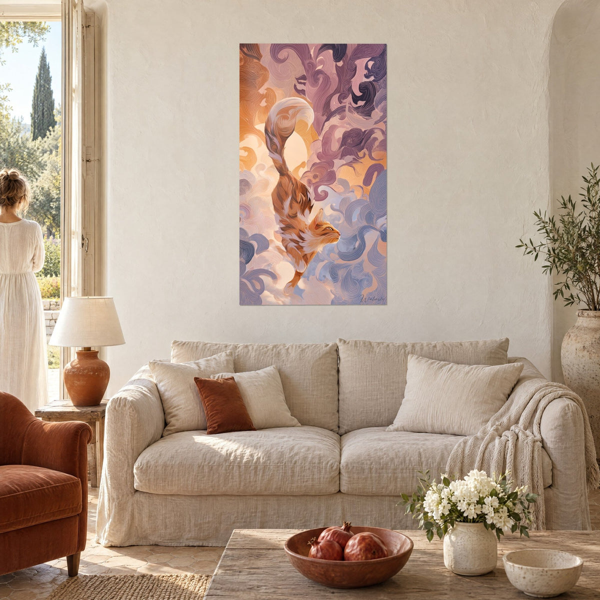 Tableau chat somali roux bondissant dans des volutes lilas et pêche, au-dessus d'un canapé dans un salon lumineux