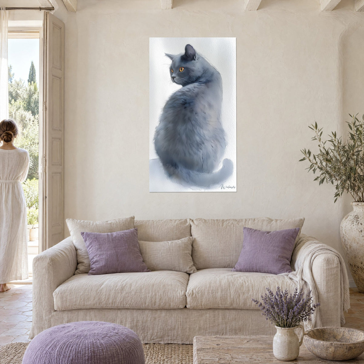 Cuadro gato cartujo gris azulado de espaldas, ojos ámbar, pelaje en acuarela sobre fondo blanco, encima de un sofá en un salón luminoso