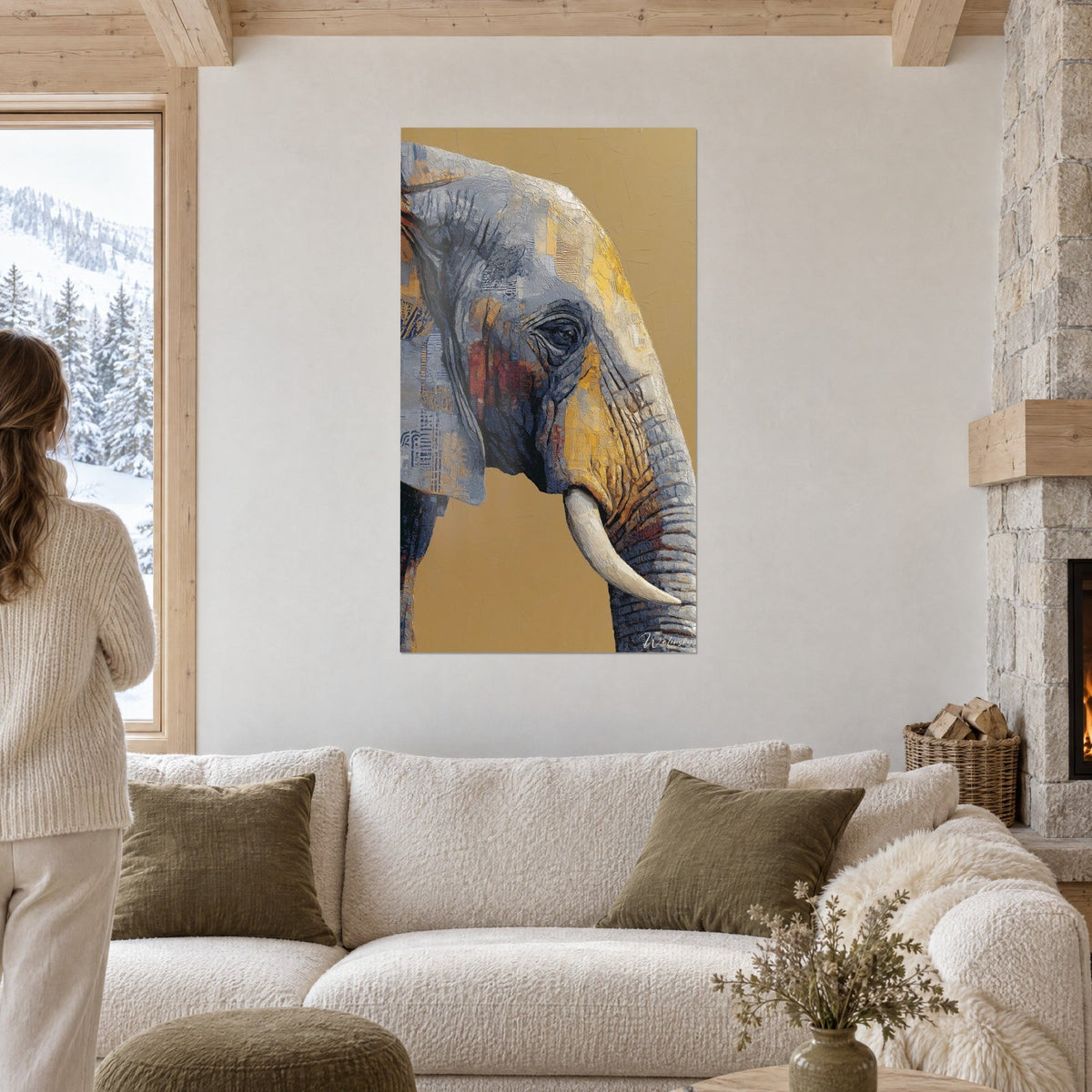 Gemälde Afrikanischer Elefant im Profil, graue Haut mit ockerfarbenen und roten Adern, elfenbeinfarbener Stoßzahn, über einem Sofa in einem lichtdurchfluteten Wohnzimmer