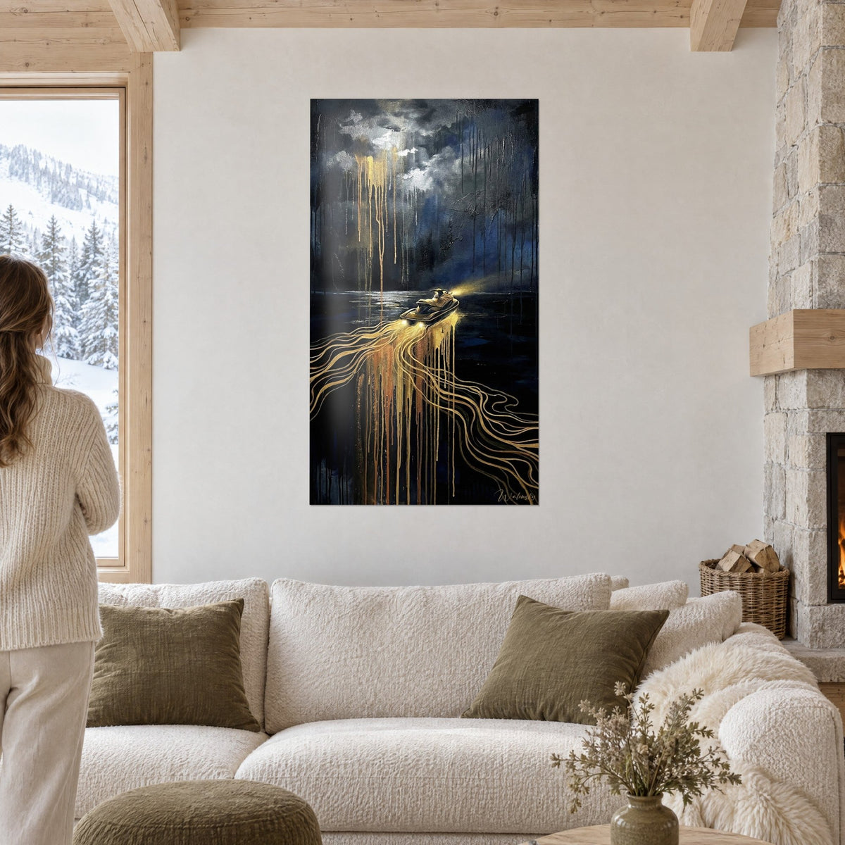 Tableau jet-ski filant sur une eau noire, sillages dorés en filets et nuages bleu nuit, au-dessus d'un canapé dans un salon lumineux