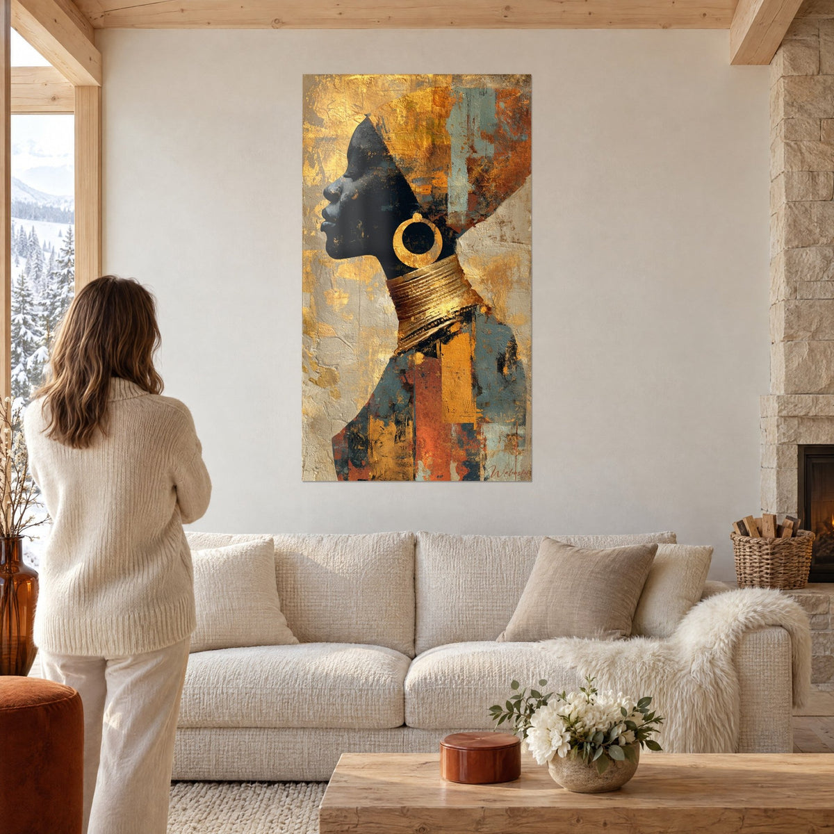 Tableau profil de femme africaine au visage d'ébène, grand anneau doré et ocre rouille, femme de dos au-dessus d'un canapé dans un salon lumineux
