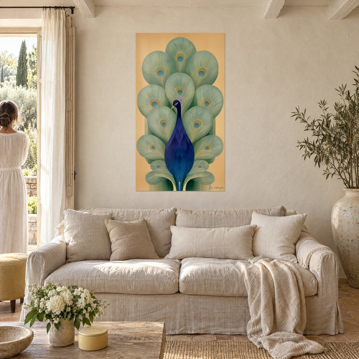 Cuadro pavo real Art Déco con plumas en abanico verde salvia y cuerpo azul noche, mujer de espaldas, sobre un sofá en un salón luminoso